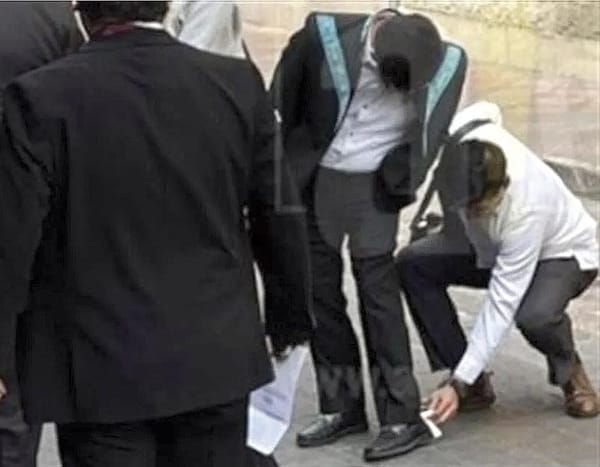 ¡DERRAME ACCIDENTAL POR CAFÉ, CAUSA DE LIMPIEZA DE CALZADO!