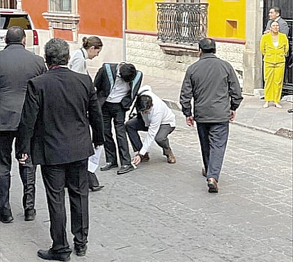 ¡A SUS PIES, SEÑOR!