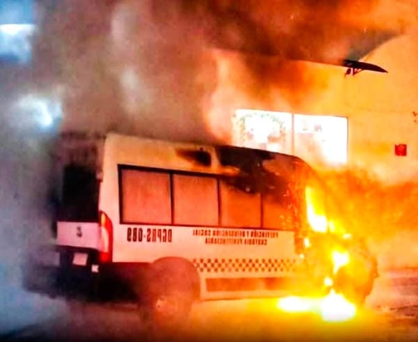 ¡INCENDIAN VAGONETA DE TRASLADOS DE LA DGPRS EN SAN ANDRÉS TUXTLA!