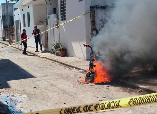 ¡VECINOS QUEMAN MOTO DE LOS “ROBA-CABLES”!