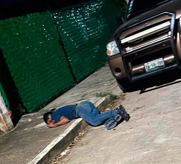 ¡ACRIBILLAN A DOS MUCHACHOS!