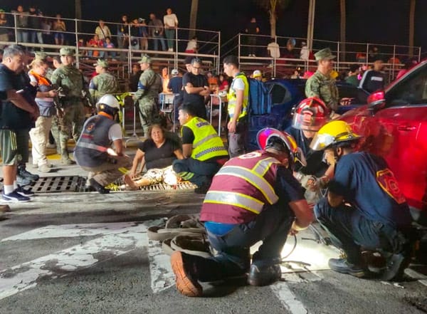 ¡SE LE ATORÓ LA PIERNA EN ALCANTARILLA EN EL ÚLTIMO DESFILE DEL CARNAVAL!