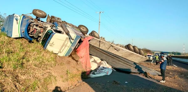 ¡VOLCÓ UN 'MOSTRUO' POR FALLA MECÁNICA!