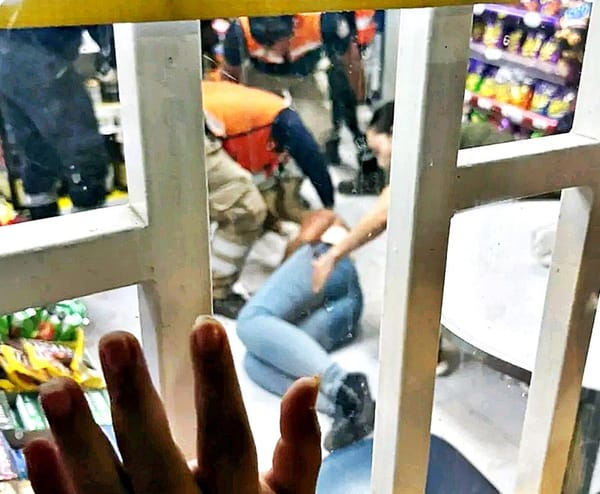 ¡ACUCHILLAN A EMPLEADA EN ATRACO A MODELORAMA!