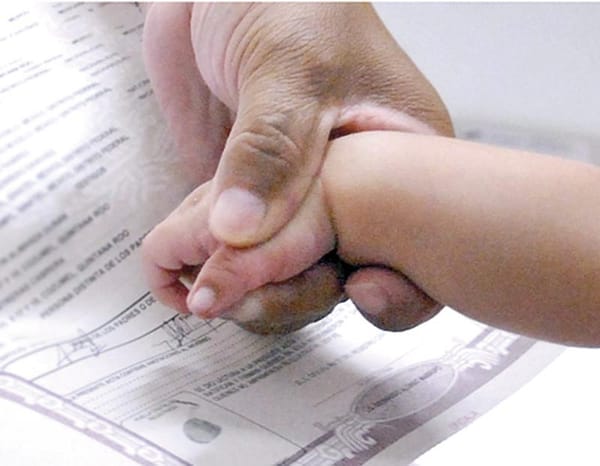 ¡ADIÓS A LA TRADICIÓN: AHORA PUEDES ELEGIR QUÉ APELLIDO VA PRIMERO!