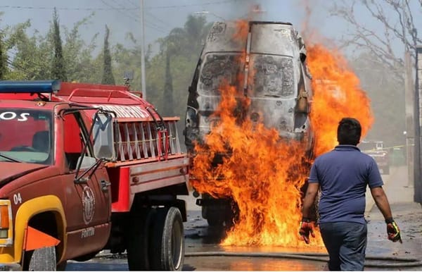 ¡ARDE CAMIONETA CUANDO ERA REMOLCADA CON LA GRÚA!
