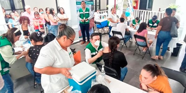 ¡HASTA VACUNAN A LOS ESTUDIANTES DE LA UV!