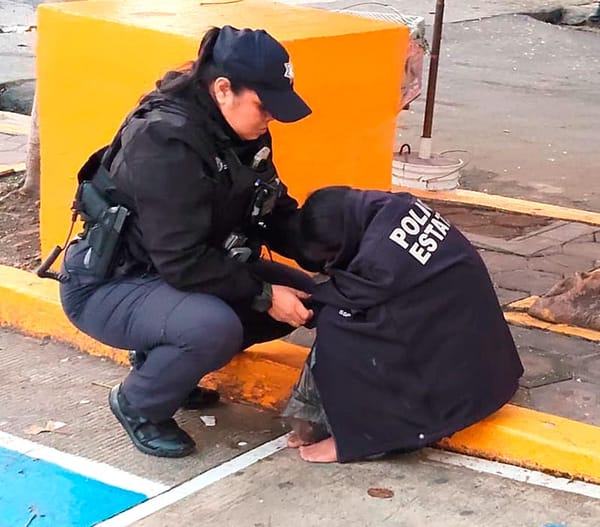 ¡SOCORREN A MUCHACHA QUE DEAMBULABA SIN ROPA EN PLENO FRÍO!