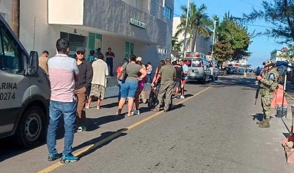 ¡DESALOJAN EL HOSPITAL NAVAL! - * Familiares de pacientes, médicos y enfermeras abandonaron instalaciones