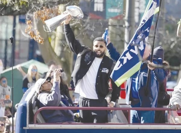 ¡DESFILAN LOS CAMPEONES SEAHAWKS POR LAS CALLES ABARROTADAS DE SEATTLE!