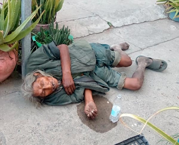 ¡ENCUENTRAN A HOMBRE SIN VIDA EN LA BANQUETA!