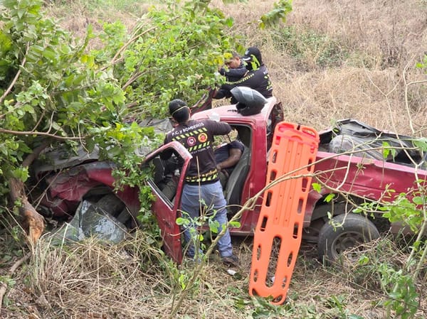 ¡VOLÓ Y CAYÓ AL BARRANCO CON TODO Y CAMIONETA!