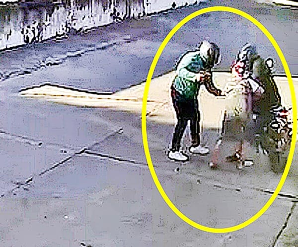 ¡GOLPEAN A ABUELITA PARA ROBARLE EL BOLSO!