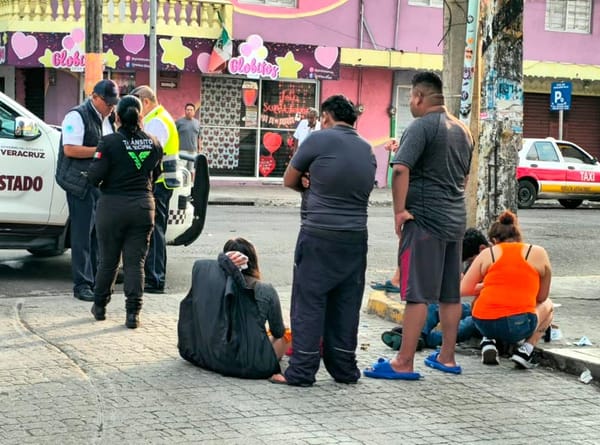 ¡JOVENES DE XALAPA EMBESTIDOS POR TAXI!