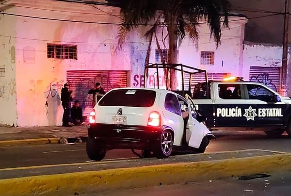 ¡CONDUCTOR BORRACHÍN DESTROZÓ SU NAVE POR ESCAPAR DE LA POLICÍA!