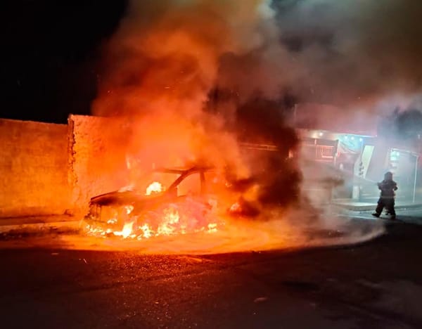 ¡FUEGO ARRASÓ CON AUTO COMPACTO EN BOCA DEL RÍO!