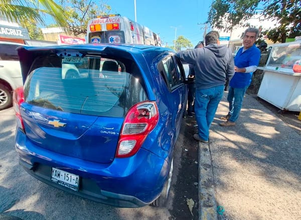 ¡MOTOCICLISTA FUERA DE CONTROL ARROLLÓ A CLIENTES DE TAQUERÍA!
