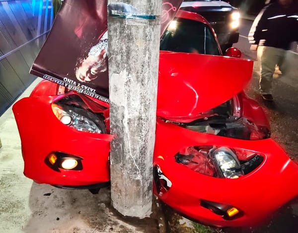 ¡SE IMPACTA MAZDA CONTRA POSTE DE CFE EN JARDINES DE MOCAMBO!