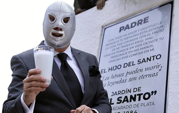 ¡PIDE HIJO DEL SANTO RESPETO PARA EL MONUMENTO A SU PADRE!