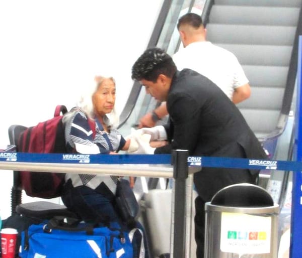 ¡CAE PASAJERA DE LA ESCALERA ELÉCTRICA EN EL AEROPUERTO!