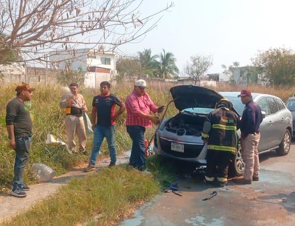 ¡SE PRENDE MOTOR DE CAMIONETA EN PUENTE MORENO!