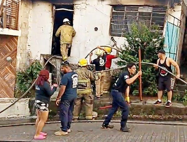 ¡FUEGO CONSUME VIVIENDA Y DEJA A DOS BOMBEROS INTOXICADOS!