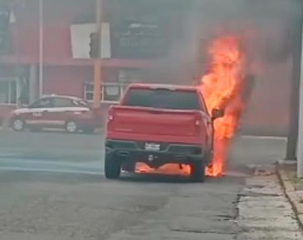 ¡SE LE PRENDIÓ LA CAMIONETA!