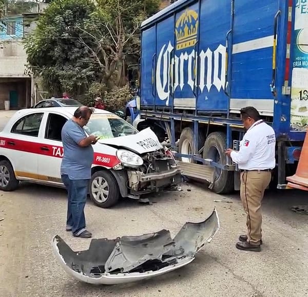 ¡SE DESBARATA TAXI AL IMPACTARSE CONTRA CAMIÓN CERVECERO!