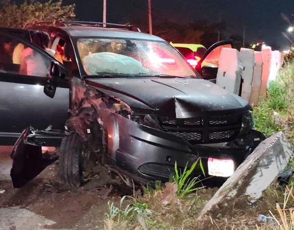 ¡SE ESTAMPÓ CONTRA POSTE DE CONCRETO!