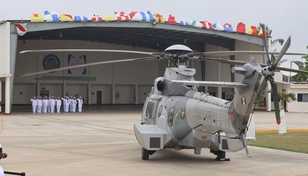 EN LA BASE AERONAVAL DE LAS BAJADAS...