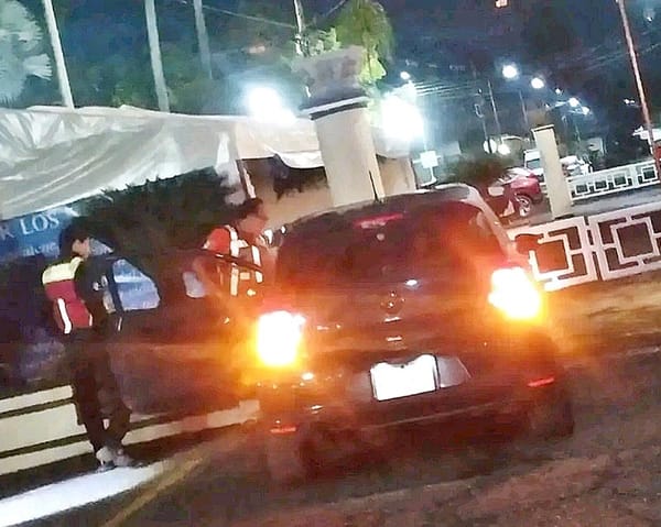 ¡PIERDE LA BRÚJULA Y SE ESTRELLA CONTRA IGLESIA!