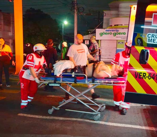 ¡CARRO LE PEGA A “JINETE DE ACERO” Y LO AVIENTA AL CAMELLÓN!