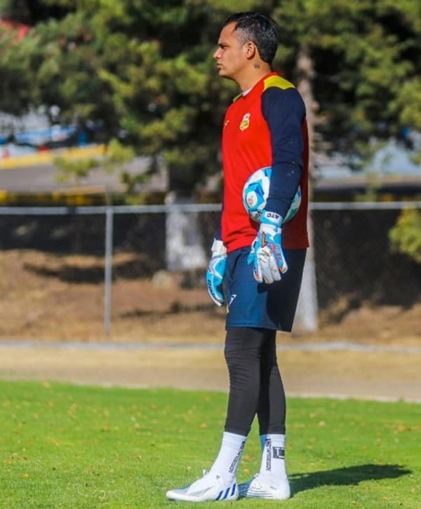 ¡ECHAN AL PORTERO DE MORELIA POR FOTO CON ARMAS!