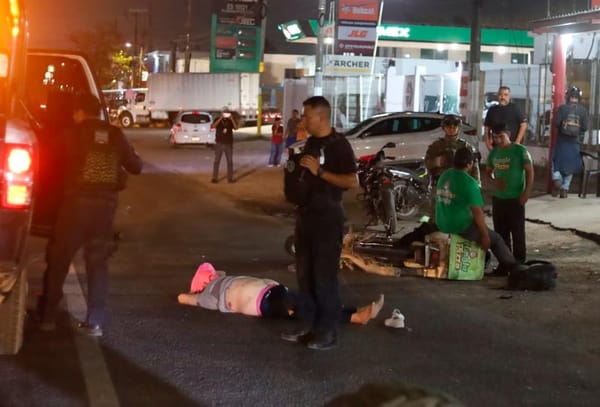 ¡REPARTIDOR DE YUNGLA PIZZA EMBISTIÓ Y MATÓ A MUJER EN LAS AMAPOLAS!