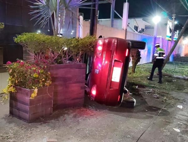 ¡TERMINA VOLCADO EN LAS AMAPOLAS!