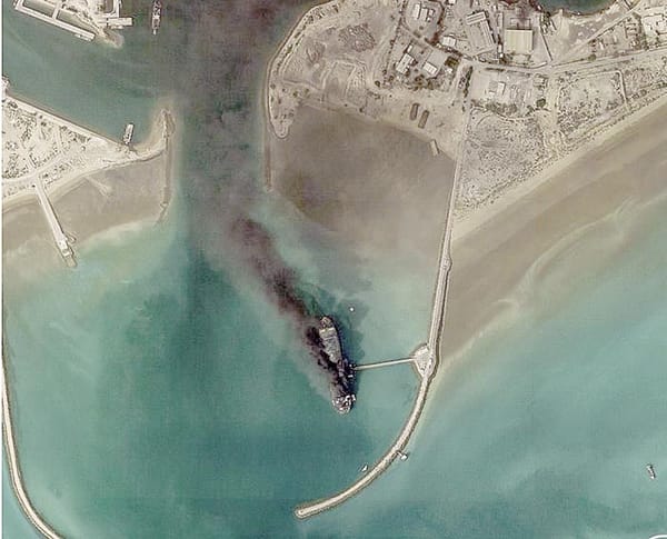 ¡AMAGA IRÁN CON INCENDIAR BARCOS QUE CRUCEN ESTRECHO DE ORMUZ!