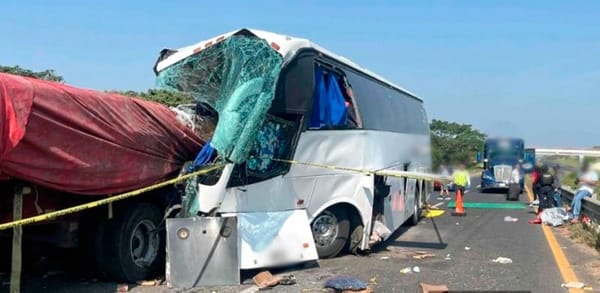 ¡CARRETERAZO: 4 MUERTOS! - AUTOBÚS DE TURISMO SE IMPACTO CONTRA TRACTOCAMION EN LA AUTOPISTA ISLA-ACAYUCAN
