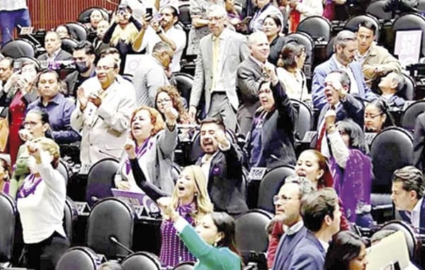 ¡LE BAJA MORENA... SIN CEDER 'CONTROL'! - TENIA QUE SER...