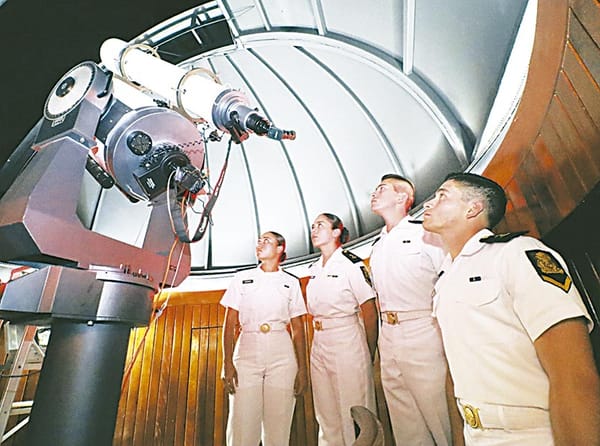 ¡PONEN A VER A CADETES DE LA HEROICA NAVAL EL DESFILE DE LOS PLANETAS!