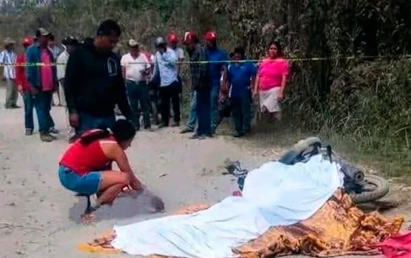 ¡MUEREN MENORES EN MOTOCICLETA ARROLLADOS POR CAMIÓN CAÑERO!