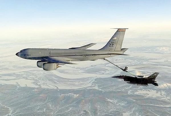 ¡SE ESTRENA AVIÓN DE REABASTECIMIENTO DE EU EN IRAK!