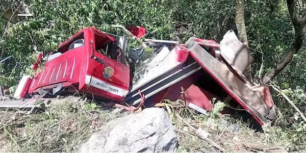 ¡CAMIÓN DE BOMBEROS CAYÓ A UN BARRANCO: 1 MUERTO!