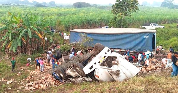 ¡RAPIÑA DE CHEVES POR VOLCADURA DE TRÁILER EN COSAMALOAPAN!