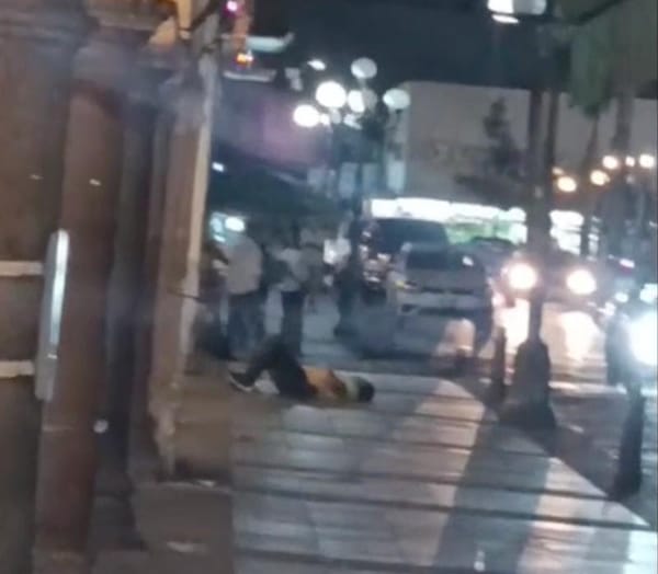 ¡BALEAN A JOVEN FRENTE AL PALACIO MUNICIPAL DE CÓRDOBA!
