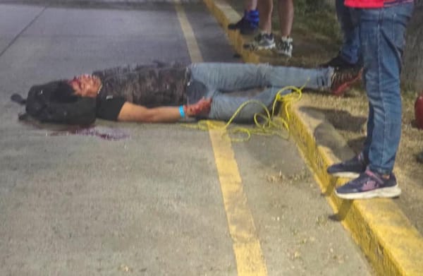 ¡MOTOCICLISTA INTENTA ACROBACIA Y CASI PIERDE LA VIDA!