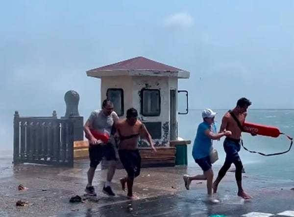 ¡RESCATAN A FAMILIA DE JALISCO ATRAPADA POR VIOLENTO OLEAJE!