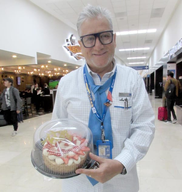 RODEADO DEL AFECTO DE SUS SERES QUERIDOS...