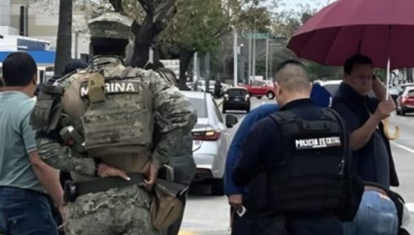 ¡ASEGURAN EN PURGA AUTOMÓVIL ABANDONADO CON DOS PISTOLAS!