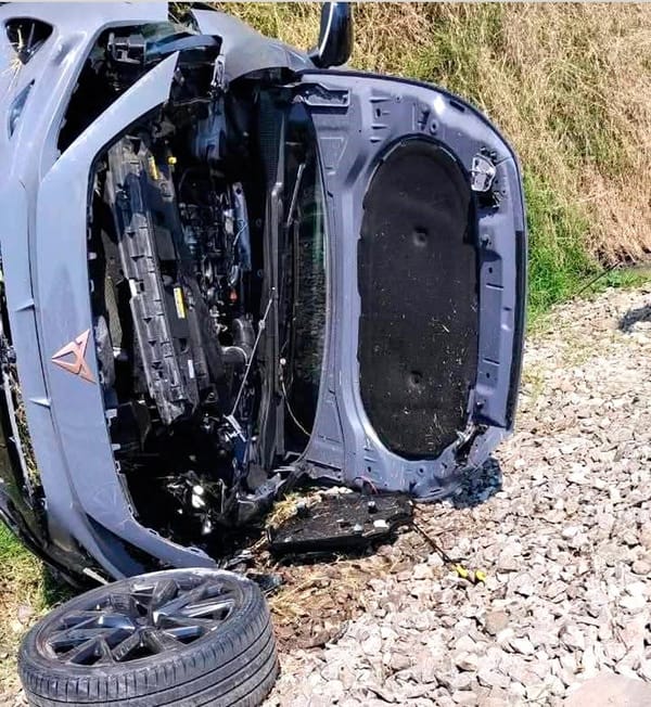 ¡IBAN VOLANDO EN LA AUTOPISTA Y CAYERON EN LAS VÍAS DEL TREN!