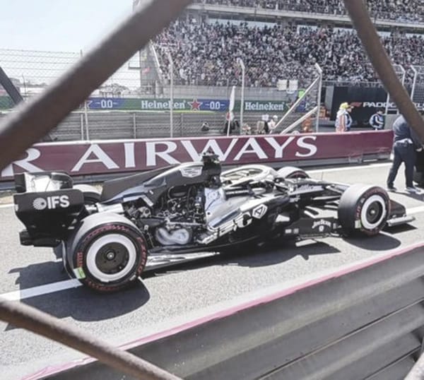 ¡SE CAE A PEDAZOS AUTO DE CHECO PÉREZ EN SPRINT RACE!
